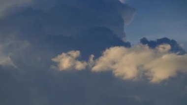 Hareket eden bulutlar ve güneşten gelen ışık