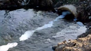 Kabarcıklı su tarım plantasyonunu hazırlamak için geniş beton boru hattından akıyor.