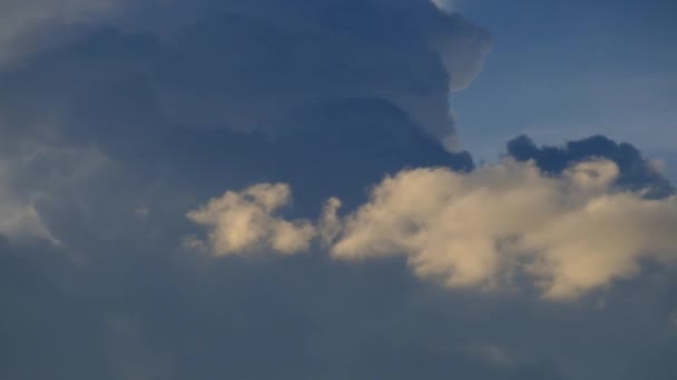 Nuage mouvant et lumière du soleil