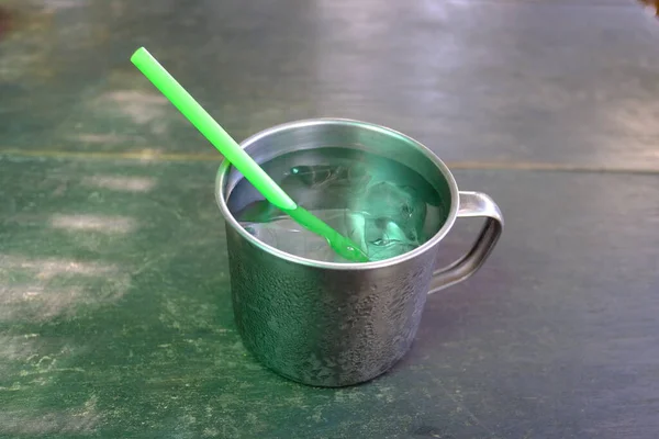 Metalowy Kubek Stali Nierdzewnej Uchwytem Wypełnionym Wodą Lodem Zieloną Rurką — Zdjęcie stockowe