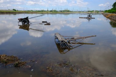 Pirinç tarlasında çiftçi malzemeleri.