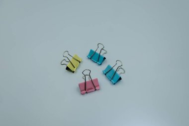 beyaz arka planda ataç, ofis işi veya eğitim kavramı