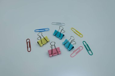 beyaz arka planda ataç, ofis işi veya eğitim kavramı