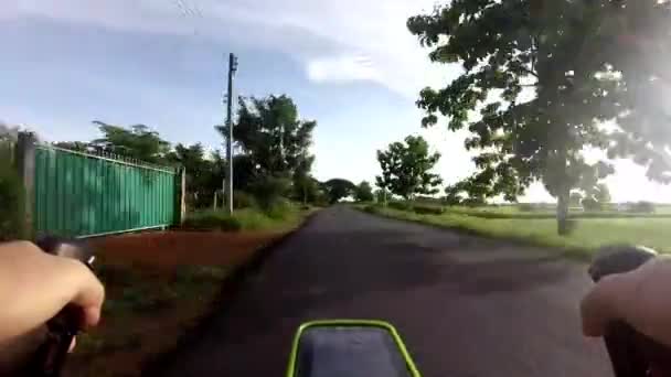 Bicicletta lungo la strada, vista in prima persona, time-lapse — Video Stock