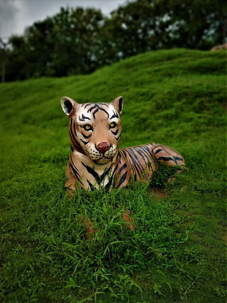 Тигр Сидит Траве Саду Фальшивый Тигр Сделанный Цемента Играть Детям — стоковое фото