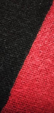 Kırmızı ve siyah üçgen desenli kumaş. Duvar kağıdı olarak kullanılabilir..