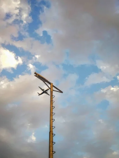 Timing Photo Airplane Just Touches Light Pole — Stock Photo, Image