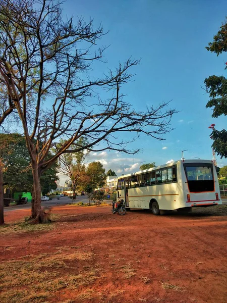 Tren Istasyonunun Otoparkındaki Bir Ağacın Altına Park Edilmiş Bir Otobüs — Stok fotoğraf