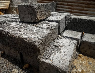 İnşaat için kullanılan Hint tuğlaları yerde tutulan çimento, kum ve çakıl karışımından yapılır..