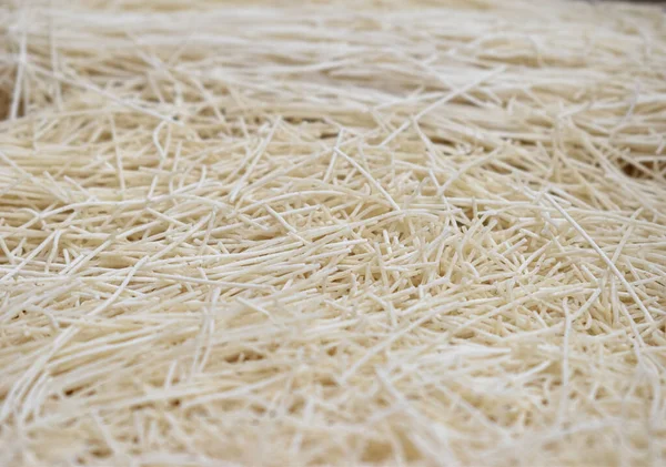 Hint el yapımı kuru erişte koleksiyonu sığ bir alan derinliğine sahiptir. Buna 