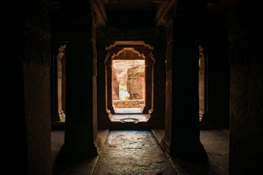 Karanlıkta Badami 'nin tarihi taş sütunları.
