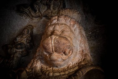 Badami 'deki Ugra narasimha Hint tanrısı taş surat heykeli..