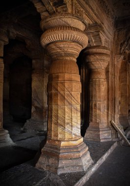 Badami 'nin taş sütunları eski Hint mimarisine sahip..