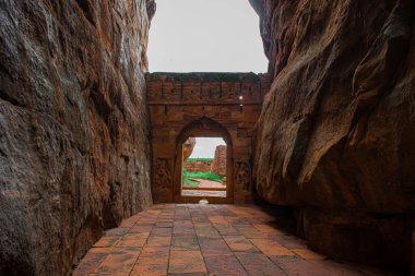 Badami, Karnataka 'daki iki büyük kumtaşı kayasının arasına giriş duvarı inşa edildi..