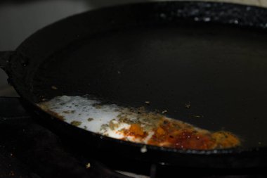 Pav bhaji için tavada kızaran Hint baharatlı masala..