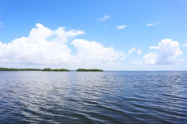 Homestead, Florida, Mavi Okyanus ve gökyüzünde berrak mavi okyanus suyu.