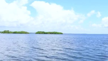 Homestead, FL 'deki Ulusal Biscayne Parkı' nın kıyılarından Elliot Key 'in görüntüsü.