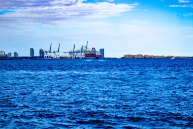 Dirtland manzarası, Miami, FL 'deki Dodge Island' daki Costome Nakliye Konteynır Merkezi, Miami 'deki Balıkçı Kanalı' nın karşısındaki nakliye konteynır merkezi manzarası,