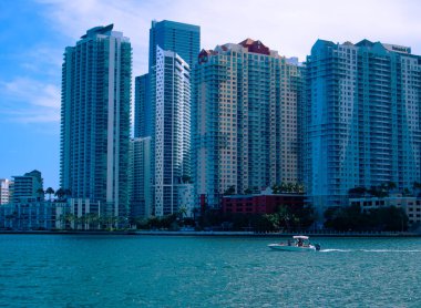 Miami, Florida / USA, 07 / 17 / 2020 - Brickell 'de Miami Güney Kanalı' nın yanındaki binalar, Brickell 'in Miami Güney Kanalı yakınlarındaki ufuk çizgisinin geniş görüntüsü, Brickell Bulvarı' nın gündüz, apartman daireleri ve Brickell 'deki ofisler, kanaldaki tekne