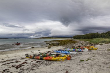 Akşam, bulutlu gökyüzü bulutlar ile kaplı. Deniz kayaklarının yalan. Norveç, Lofoten Adaları