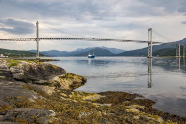 Adaları ve altında yelken gemi arasında köprü. Bulutlu, Norveç, Lofoten Adaları