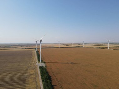 Deniz kenarındaki yel değirmeni