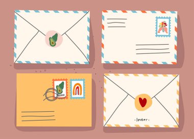 İzole edilmiş arka planda pullu kağıt zarflar ve dekoratif elementler. Şık markalar. Kâğıt zarflarda mektuplar. Tatil kartları. Posta geldi. Düz çizim. Vektör.