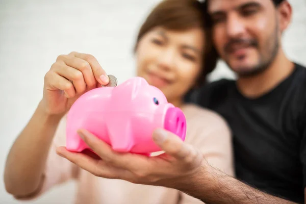 Feliz Pareja Joven Poniendo Moneda Pink Piggy Bank Conceptos Exitosos — Foto de Stock