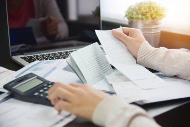 Aylık masraflarını hesaplamak kadın kontrolden kapatın. Borç.