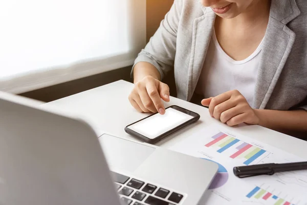 Mujer Asiática Feliz Usando Teléfono Celular Ordenador Portátil Carta Negocios —  Fotos de Stock