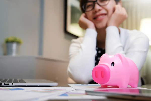 Mujer Hermosa Asiática Está Sonriendo Con Pink Piggy Bank Portátil — Foto de Stock