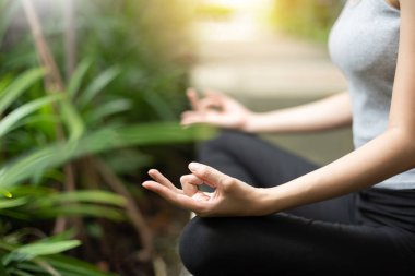 Pratik yoga ve meditasyon orman lotus pozisyonunda kadın eller yukarı kapatın.