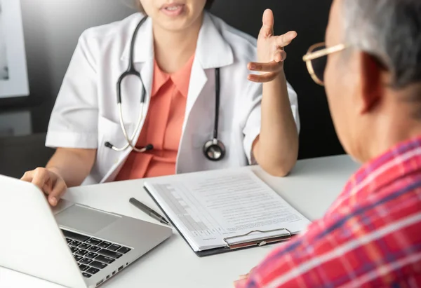 Joven Asiática Mujer Doctor Consultoría Con Senior Hombre Paciente Médico — Foto de Stock