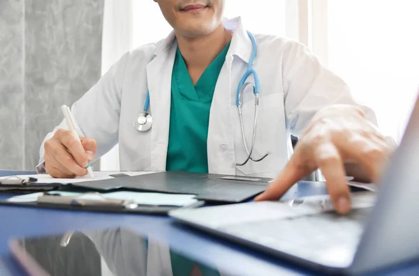 Joven Médico Asiático Está Trabajando Con Portátil Tableta Digital Una — Foto de Stock