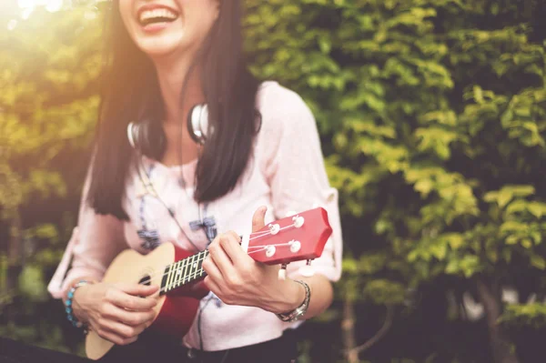 Menina Asiática Feliz Jogando Ukulele Livre Sorri Guitarra Acústica Divertir — Fotografia de Stock