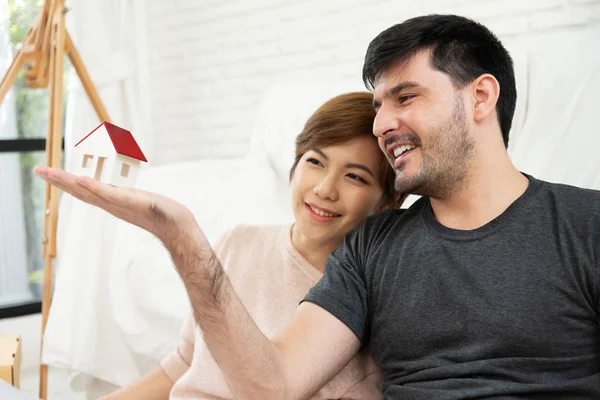 Felice Giovane Coppia Cerca Casa Modello Insieme Sorridente — Foto Stock