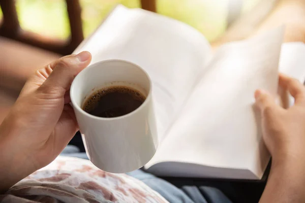 Glückliche Frau Die Sitzt Und Eine Tasse Heißen Kaffee Der — Stockfoto