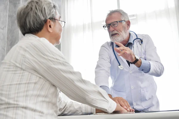 Senior Doctor Masculino Está Discutiendo Con Asiático Paciente Masculino Sala — Foto de Stock