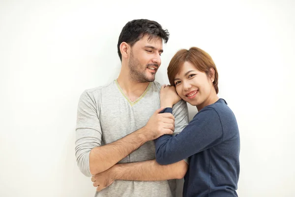Retrato Feliz Jovem Casal Abraçando Enquanto Estava Sobre Parede Branca — Fotografia de Stock