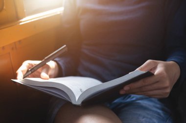 kadın yolcunun el dizüstü veya günlük tren içinde yazılı. Planlama, anılar seyahat kavramları.