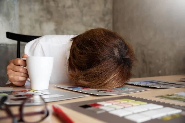 Zakenvrouw Designer Slapen Terwijl Werkt Uitgeput Moe Van Overwerk Overuren — Stockfoto