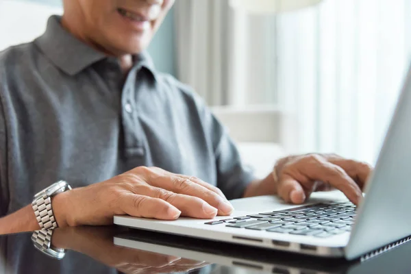 Ázsiai Senior Férfi Kezét Használ Laptop Házában Közelről — Stock Fotó