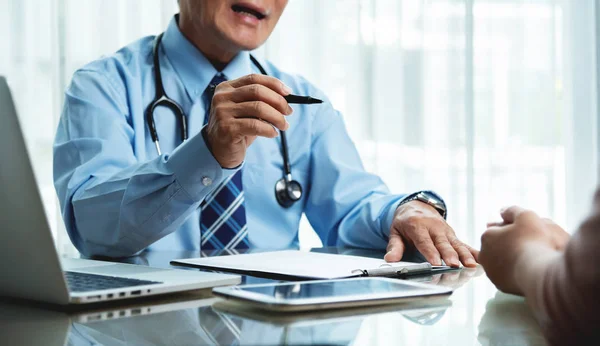 Ásia Sênior Masculino Médico Azul Camisa Discutir Com Seu Paciente — Fotografia de Stock