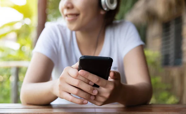Счастливая Азиатка Слушает Музыку Наушниками Смартфоном Открытом Воздухе Веселюсь Relaxed — стоковое фото