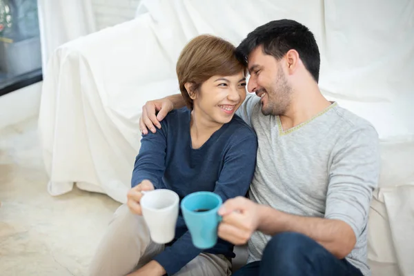 Happy Young Couple Tiene Tazze Caffè Nella Loro Nuova Casa — Foto Stock