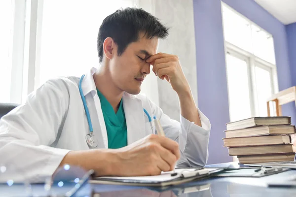 Estresado Joven Médico Asiático Masculino Está Trabajando Una Sala Médica — Foto de Stock