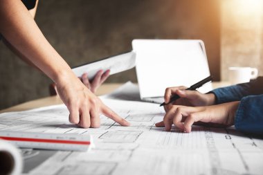 Yeni proje hakkında tartışmaya mimar tasarımcıları.