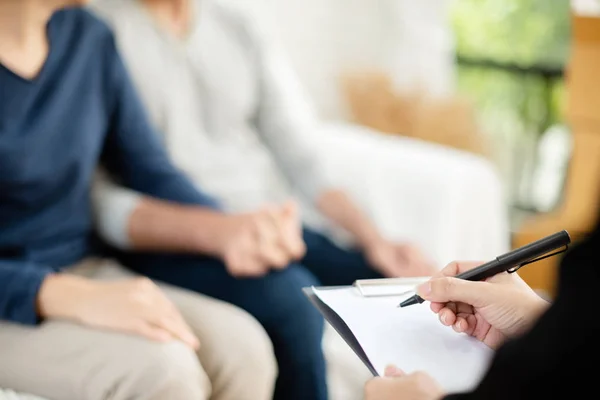 Young Man Woman Consulting Professional Consultant Couple Sitting Sofa Holding — Stock Photo, Image