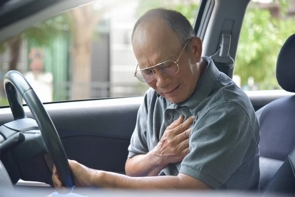 Азиатский Старший Мужчина Испытывает Боль Груди Сердечного Приступа Время Вождения — стоковое фото