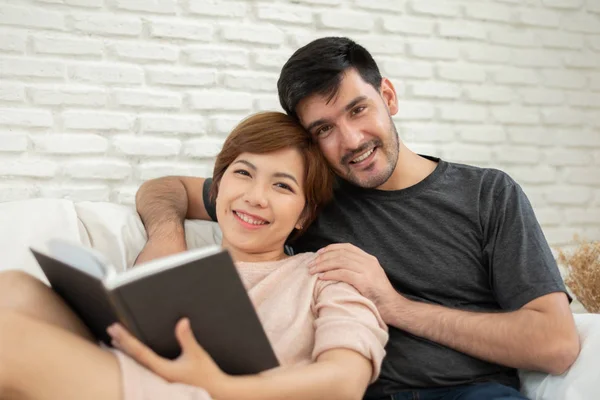 Felice Giovane Coppia Amorevole Che Legge Libro Tempo Rilassato Casa — Foto Stock